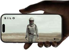 Una mano sostiene un iPhone 17 Pro, color plata, en posición horizontal, un video se reproduce a pantalla completa para destacar la duración de la batería