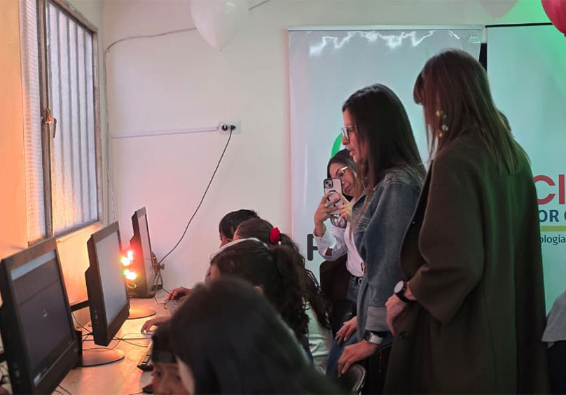 Computadores sala de tecnología claro