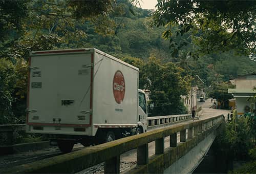 camion de claro recorriendo colombia para ampliar la cobertura móvil