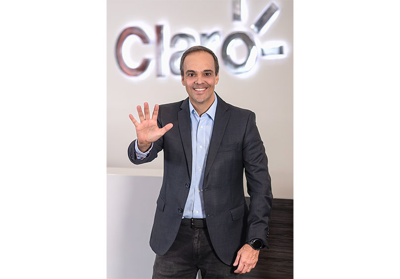 Presidente de claro presentando la expansión de conectividad móvil