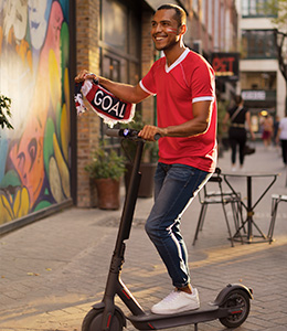 Patinetas eléctricas en tienda claro