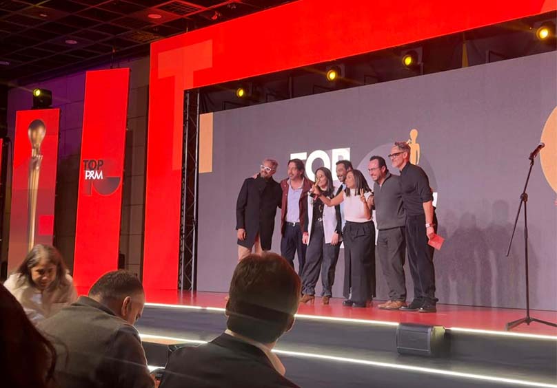 evento de premiación p&m con reconocimiento a claro por campaña social