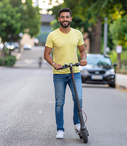 Patinetas eléctricas en tienda claro
