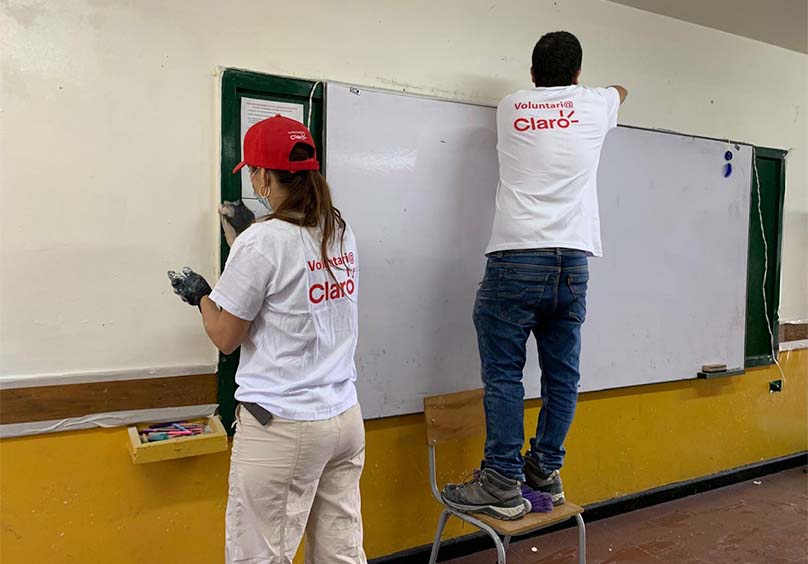 Voluntarios de Claro pintan aula en colegio de Manizales con Escuelas Conectadas