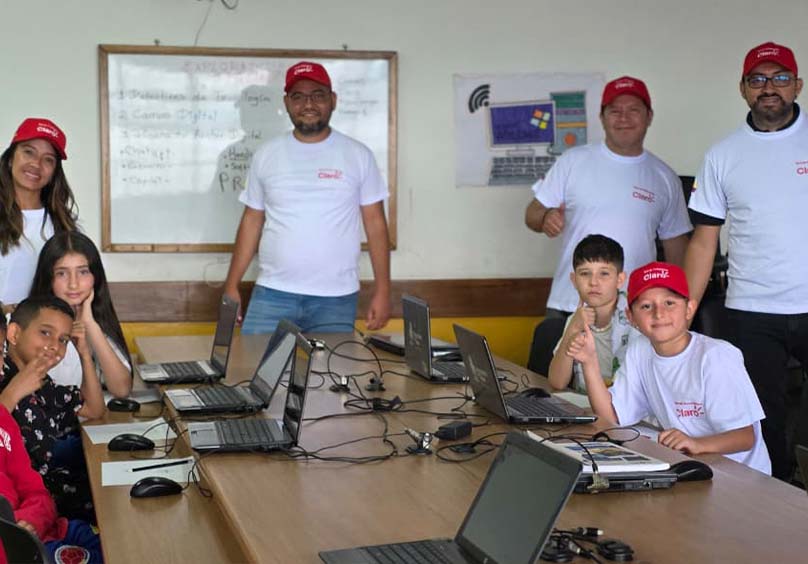 Estudiantes y voluntarios de Claro en jornada tecnológica en colegio de Manizales