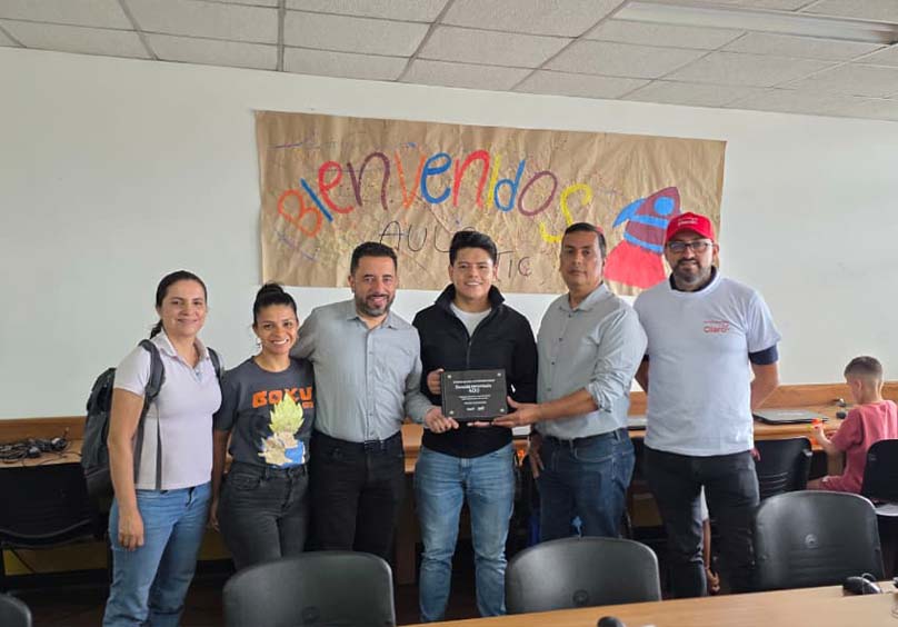 Equipo de Claro y comunidad educativa en jornada de Escuelas Conectadas en Manizales