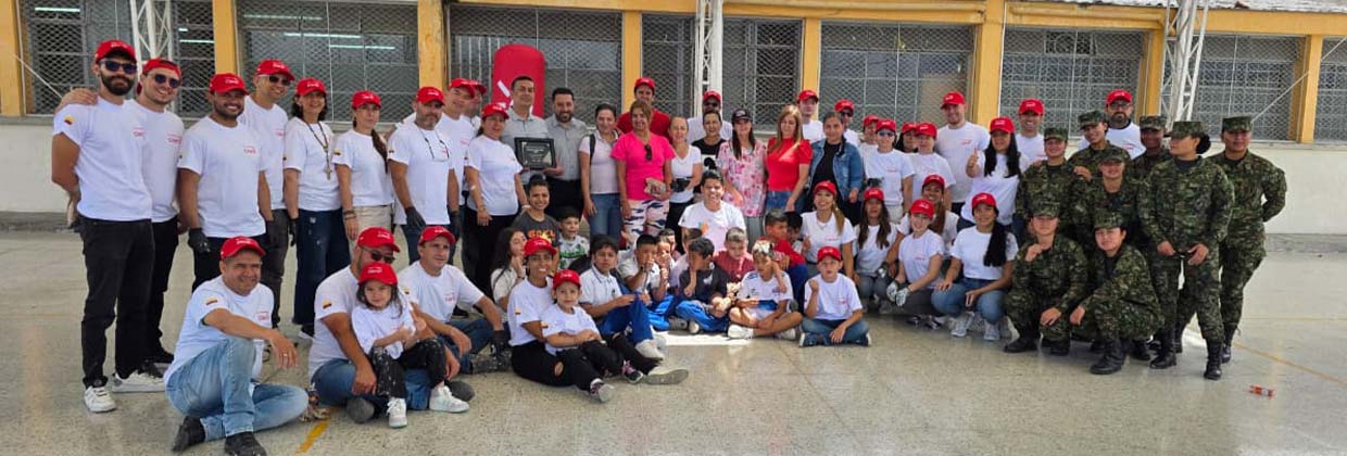 Voluntarios de Claro, estudiantes y Ejército en jornada de Escuelas Conectadas en Manizales
