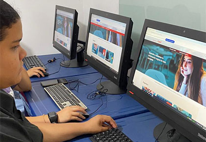 sala de tecnología con computadores para formación digital en comunidades