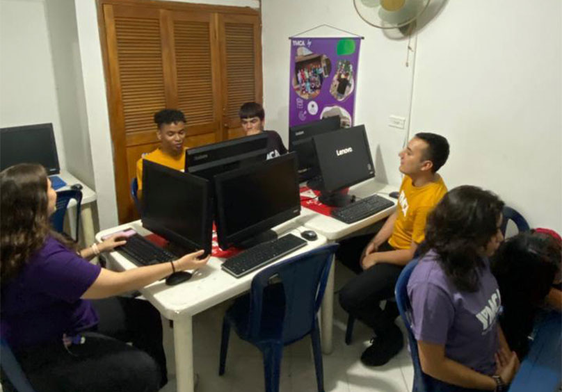 beneficiarios en sala de tecnología impulsada por claro por colombia