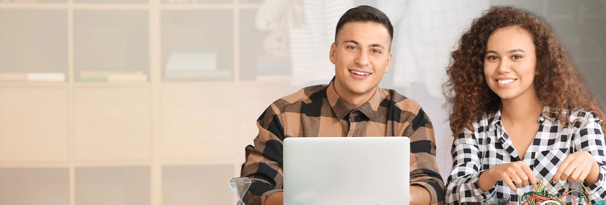 jovenes aprendiendo con la plataforma aprende con claro durante vacaciones