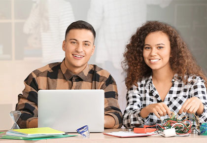 jovenes aprendiendo con la plataforma aprende con claro durante vacaciones