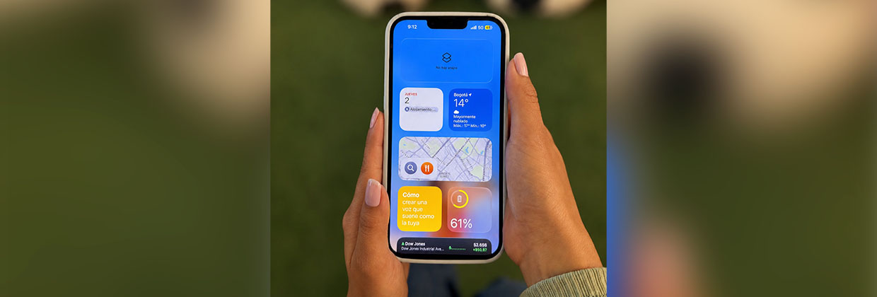 persona usando celular con la red 5g de claro en nuevas ciudades de colombia