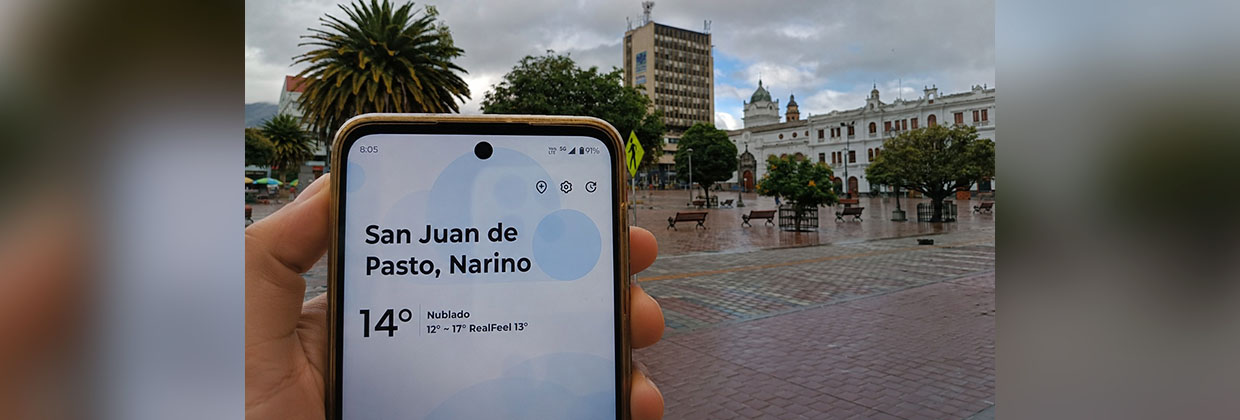 persona consulta la cobertura de la red 5g de claro en pasto desde un celular persona consulta la cobertura de la red 5g de claro en pasto desde un celular