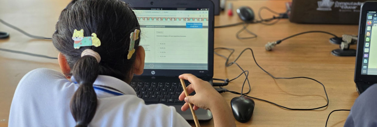 Estudiante de Escuelas Conectadas Claro participa en una clase digital