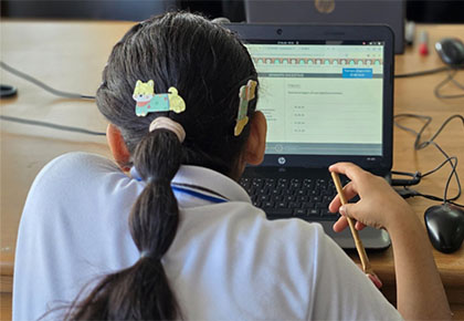 Estudiante de Escuelas Conectadas Claro participa en una clase digital