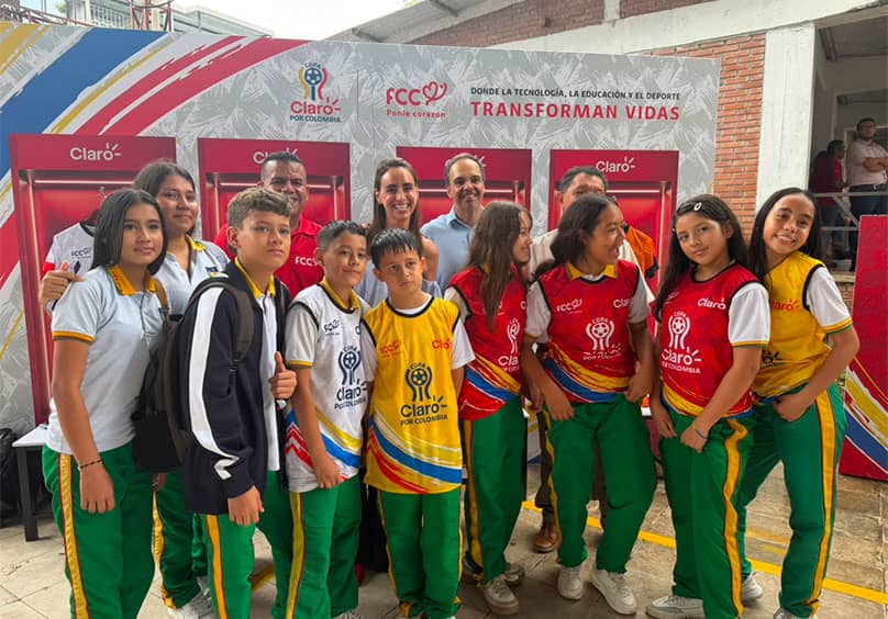 Participantes de la Copa Claro por Colombia durante una jornada deportiva y educativa