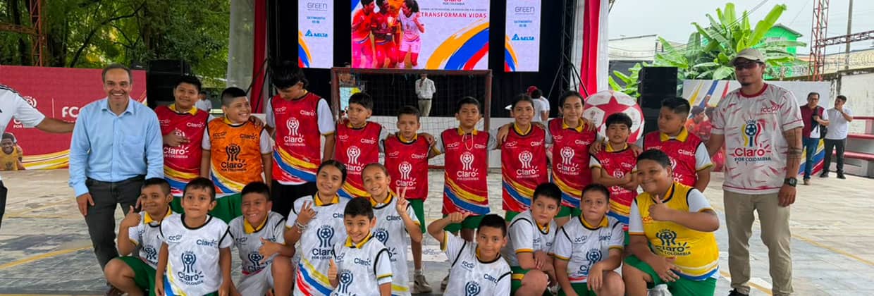 niños y jóvenes participan en el lanzamiento de la Copa Claro por Colombia 2026