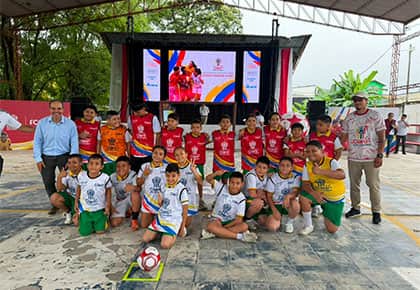 niños y jóvenes participan en el lanzamiento de la Copa Claro por Colombia 2026