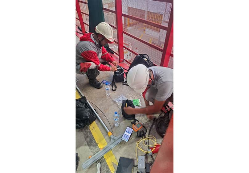 equipo tecnico de claro instala conectividad de fibra óptica en risaralda