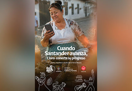 mujer usando su celular en campaña de conectividad de claro en santander