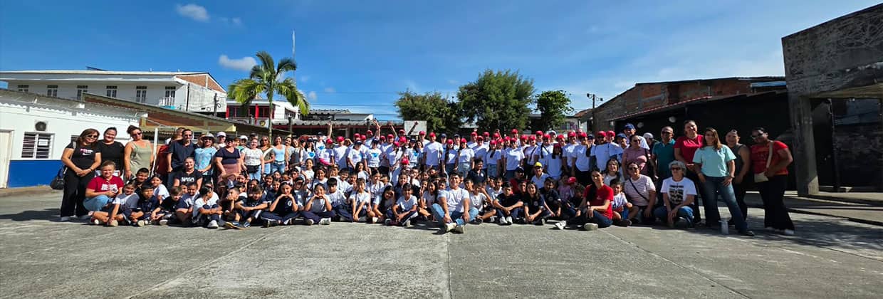 Comunidad educativa y voluntarios en institución de Montenegro Quindío