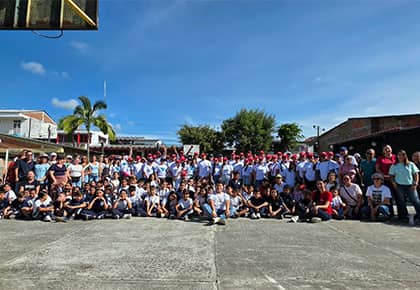 Comunidad educativa y voluntarios en institución de Montenegro Quindío