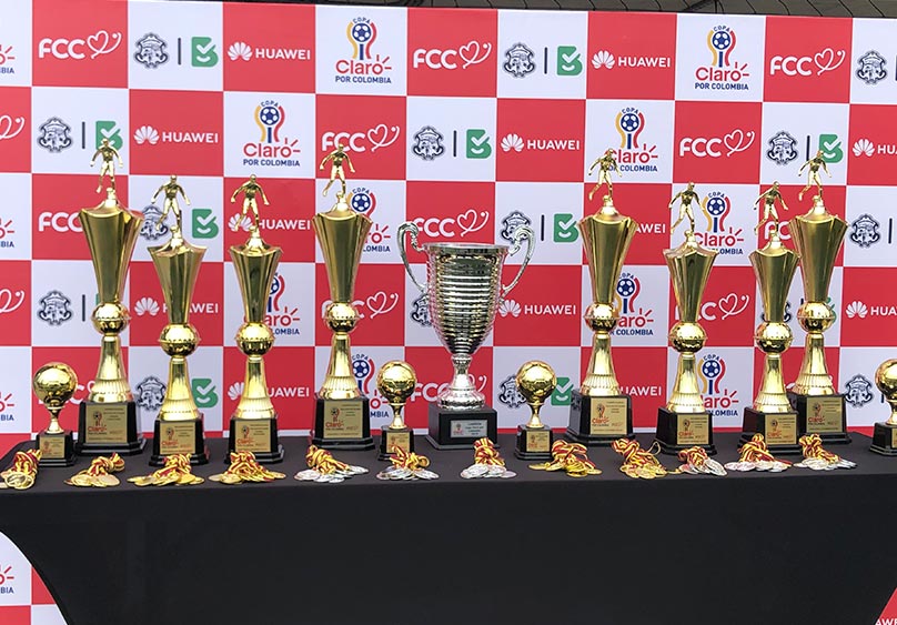 Trofeos para los ganadores de la copa Claro por Colombia